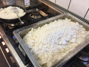Zondag 27/8: Kipblokjes in pindasaus, met rijst en roedjak